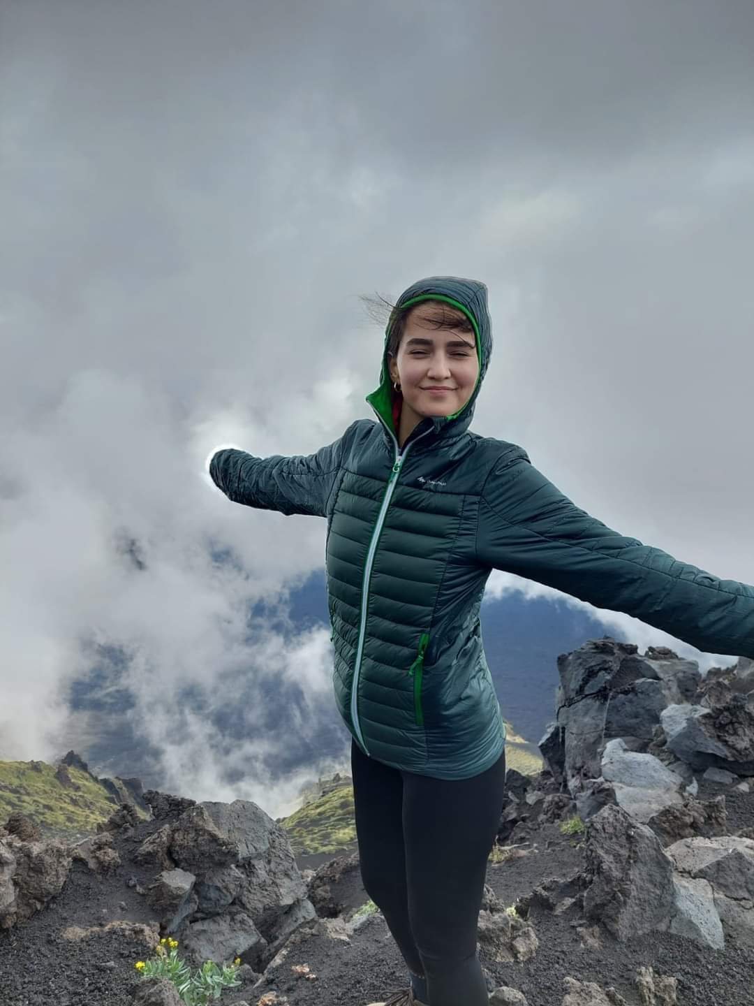 etna_hiker_girls